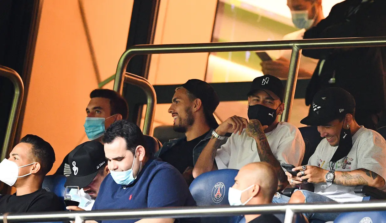 Pemain PSG, Neymar, menyaksikan pertandingan antara PSG melawan Metz pada laga Liga Prancis di Stadion Parc des Princes, Kamis (17/9/2020). Akibat pertikaian di laga melawan Marseille, Neymar dihukum larangan dua pertandingan. (AFP/Franck Fife)