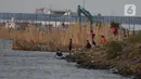 Sejumlah pekerja tampak memasang turap bambu yang menjadi penangkal abrasi di pesisir pantai kawasan Pelabuhan Marunda Center Terminal (MCT) Jurong Port JV, Tarumajaya, Bekasi, Jawa Barat (23/6/2023). (merdeka.com/Imam Buhori)