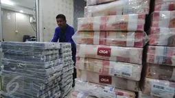 Petugas merapikan uang di Kantor Kas Bank Mandiri, Jakarta, Senin (4/1/2016). Nasib rupiah di tahun 2016 sulit menguat di tengah tingginya permintaan dollar. (Liputan6.com/Angga Yuniar)
