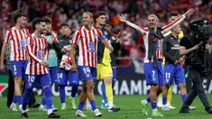 Penyerang Atletico Madrid asal Prancis, Antoine Griezmann (kedua kanan) bersama rekan-rekan setimnya merayakan kemenangan di akhir pertandingan leg kedua perempat final Liga Champions 2025/2026 melawan FC Barcelona di Stadion Metropolitano, Madrid pada Selasa 14 April 2026 waktu setempat atau Rabu (15/4/2026) dini hari WIB. tletico Madrid sukses melangkah ke semifinal Liga Champions 2025/2026. (Thomas COEX/AFP)