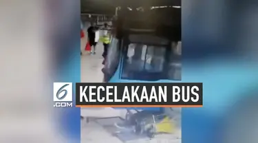 Sebuah bus hilang kendali dan menabrak ruang tunggu halte di China. Insiden ini nyaris melukai seorang gadis kecil.