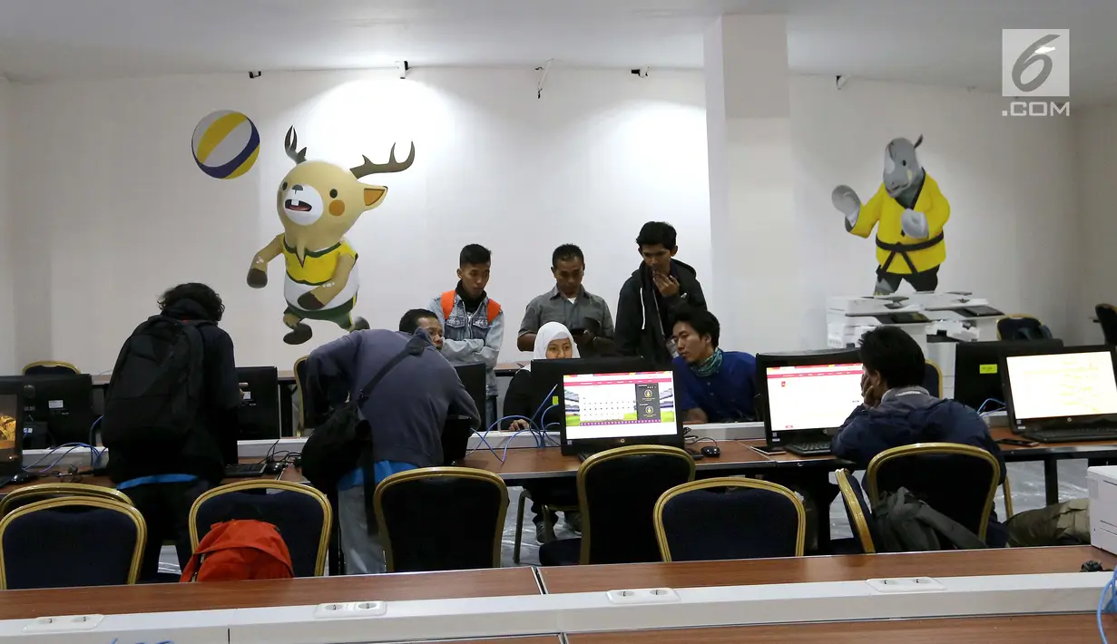 Pekerja sedang menginstal komputer untuk jurnalis media nasional dan luar negeri pada pelaksanaan Asian Games 2018 di Main Press Center (MPC) atau media center Exhibition Hall JCC, Jakarta, Kamis (9/8). (Liputan6.com/Fery Pradolo)