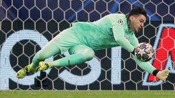 Ederson menciptakan 16 clean sheet dari 29 pertandingan. Apabila Ederson terus menunjukkan performa solid di bawah mistar, bukan tidak mungkin The Citizens akan menjadi juara pada akhir musim. (Foto: AFP/Ferenc Isza)