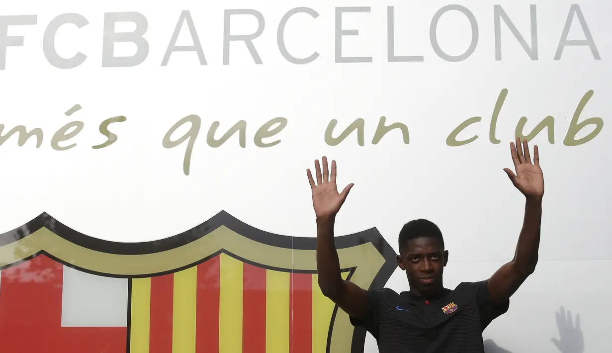 Pemain asal Prancis, Ousmane Dembele  memberikan salam kepada fans saat tiba di Camp Nou stadium, Barcelona, (27/8/2017). Barcelona menebus Ousmane Dembele sebesar Rp. 2,3 triliun dari Dortmund. (AP/Manu Fernandez)