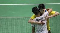 Pebulutangkis Indonesia, Anthony Ginting, berpelukan dengan wakil China Taipei, Chou Tien-chen, pada laga Asian Games di Istora, Jakarta, Senin (27/8/2018). Anthony Ginting kalah 21-16, 21-23, dan 17-21. (Bola.com/Vitalis Yogi Trisna)