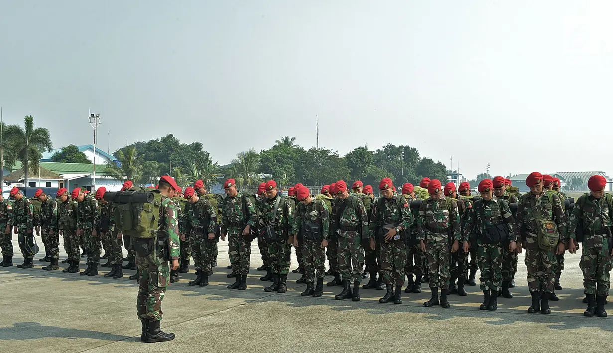 Anggota Kopassus melakukan pengarahan sebelum diterbangkan ke Lombok dari Lanud Halim Perdanakusuma, Jakarta, Senin (30/7). Sebanyak 140 personel Kopassus yang tergabung dalam Pasukan Pendaki Serbu dikerahkan oleh TNI. (Merdeka.com/Iqbal S. Nugroho)