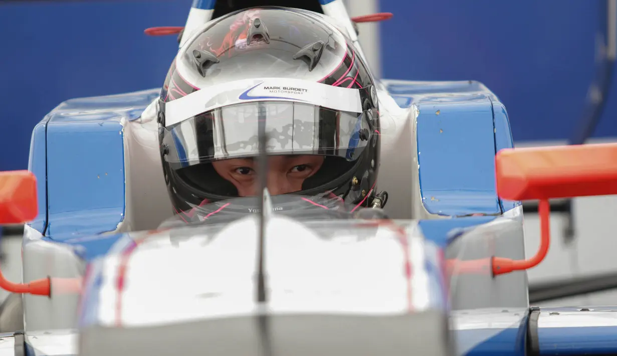 Pebalap Indonesia, Presley Martono, saat tampil pada balapan pertama seri kelima Formula Renault 2.0 Eurocup Hungaria di Sirkuit Hungaroring, Sabtu (1/7/2017). Start dari posisi ke-21, Presley finis di peringkat ke-17. (Bola.com/Reza Khomaini)