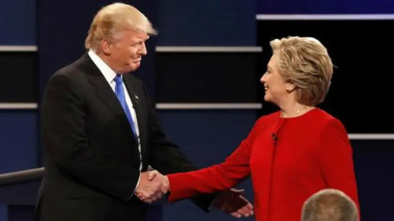 Donald Trump dan Hillary Clinton berjabat tangan tanda dimulainya debat perdana yang dihelat di Hofstra University pada 26 September 2016 waktu setempat