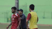 Pelatih Arema Cronus, Joko Susilo mengatur Ferry Aman Saragih saat latihan jelang leg kedua semi final Piala Presiden melawan Sriwijaya F.C di Stadion Gajayana, Malang, Rabu (7/10/2015). (Bola.com/Vitalis Yogi Trisna)