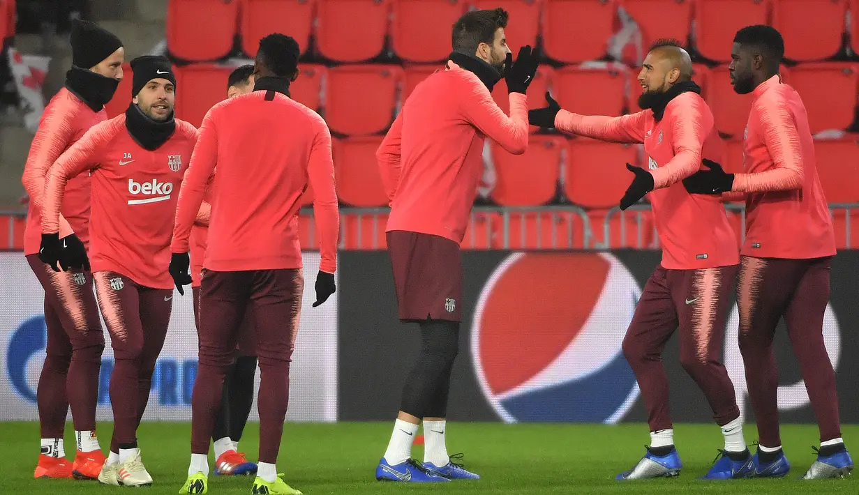 Para pemain Barcelona menikmati latihan jelang digelarnya laga lanjutan Grup B Liga Champions kontra PSV Eindhoven, Rabu (28/11). Dalam laga kali ini Luis Suarez diragukan tampil karena cedera. (AFP/Emmanuel Dunand)