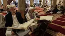 Sejumlah pria membaca Al-Quran selama bulan Ramadan di Masjid Agung Sanaa, Yaman, Minggu (26/4/2020). Kaligrafi dan dekorasi merupakan kekhasan Masjid Agung Sanaa. (Mohammed HUWAIS/AFP)