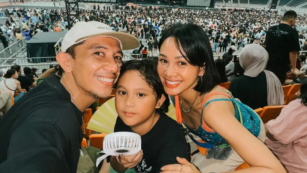 Potret keseruan Andien Aisyah dengan keluarganya di venue konser Bruno Mars (Dok. Instagram @andienaisyah)