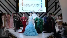 Model memamerkan koleksi busana perancang dari Singapura, Frederick Lee dalam Fashion Nation 10th edition "A Decade of Pure Dacadance" di Senayan City, Jakarta, Kamis (14/4). (Liputan6.com/Herman Zakharia)