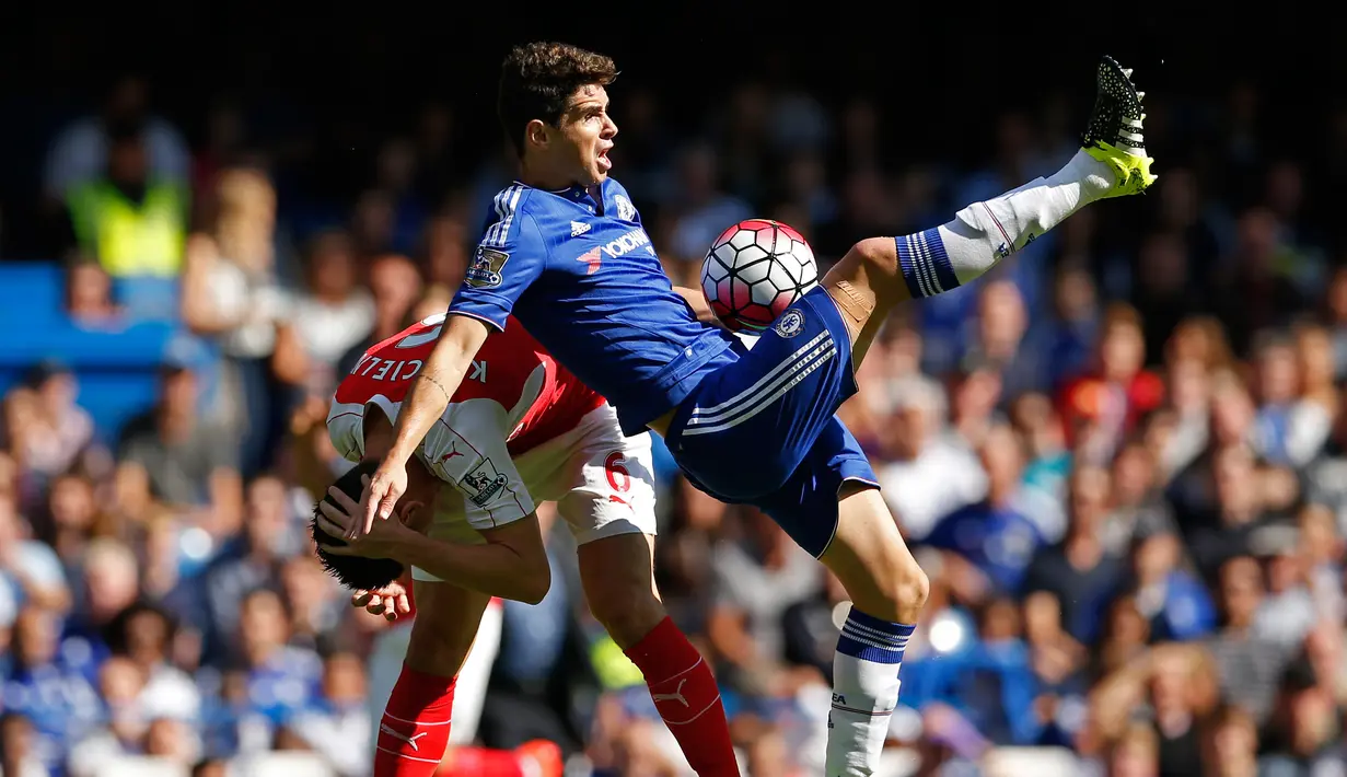 Pemain Chelsea, Oscar (kanan) berebut bola dengan pemain Arsenal, Laurent Koscielny saat lanjutan Liga Premier Inggris di Stamford Bridge, Sabtu (19/9/2015). Chelsea keluar sebagai pemenang dengan skor 2-0. (Reuters/John Sibley)