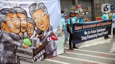Sejumlah orang yang tergabung dalam Walhi DKI menggelar aksi di depan Kedutaan Besar Jepang, Jakarta, Rabu (3/8/2022). Aksi simbolik tersebut bertepatan dengan pertemuan Japan Energy Summit di Tokyo yang masih memberikan solusi palsu mengatasi perubahan iklim. (Liputan6.com/Faizal Fanani)