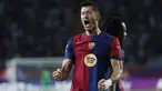 Penyerang Barcelona Robert Lewandowski berselebrasi setelah mencetak gol kedua timnya ke gawang Athletic Bilbao pada laga jornada 2 La Liga 2024/2025 di Estadi Olimpic Lluis Companys, Minggu (25/8/2024) dini hari WIB. (AP Photo/Joan Monfort)
