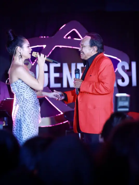 Musisi kawakan, Bob Tutupoli, menyuguhkan penampilan yang begitu sempurna untuk para penonton bernostalgia pada eranya. Bob Tutupoli berduet dengan penyanyi jazz Andien. (Adrian Putra/Bintang.com)