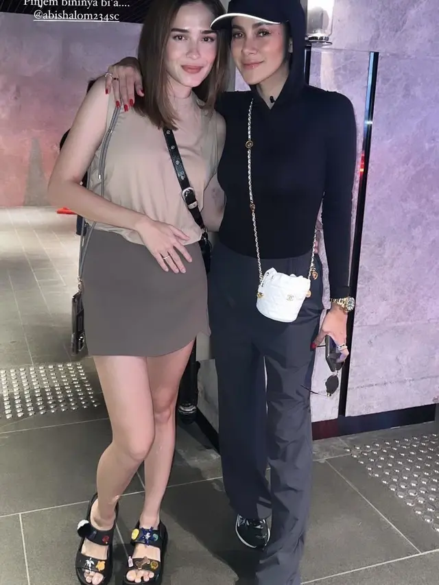 Gaya Selebritis Tanah Air Menyaksikan Konser Bruno Mars di Singapura.