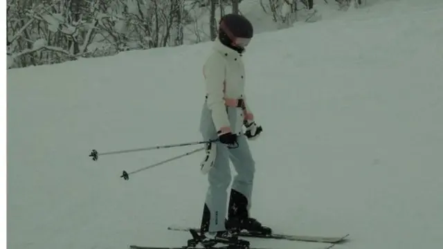 7 Potret Azizah Salsha Jajal Ski Perdana di Niseko Jepang, Tampil Memukau Meski Jatuh Bangun (credit: https://www.instagram.com/azizahsalsha_/).