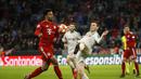 Duel antara Serge Gnabry dan Andrew Robertson pada leg kedua, babak 16 besar Liga Champions yang berlangsung di Stadion Allianz Arena, Munchen, Kamis (14/3). Liverpool menang 3-1. (AFP/Odd Andersen)