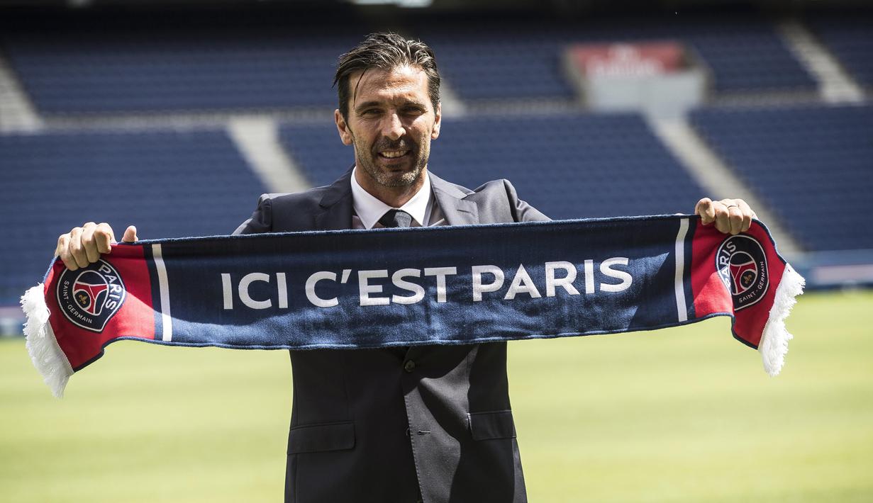 Kiper anyar Paris Saint-Germain (PSG), Gianluigi Buffon, saat diperkenalkan di Stadion Parc des Princes, Paris, Senin (9/7/2018). PSG resmi perkenalkan Gianluigi Buffon sebagai rekrutan baru. (AP/Jean-Francois Badias)