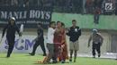 Suporter tim Macan Kemayoran berswafoto dengan pemain Persija, Ismed Sofyan usai laga melawan PSMS di laga pertama semifinal Piala Presiden 2018 di Stadion Manahan, Solo, Jawa Tengah, Sabtu (10/2). (Liputan6.com/Helmi Fithriansyah)