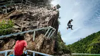 Tersedia pilihan ketinggian untuk lompat tebing di sekitar Mandeh yang berlokasi di Pesisir Selatan, Sumbar. (dok. Kementerian Pariwisata/Dinny Mutiah)