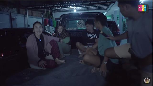8 Potret Ayu Ting Ting Lakukan Sahur On The Road, Santai Naik Mobil Pick Up