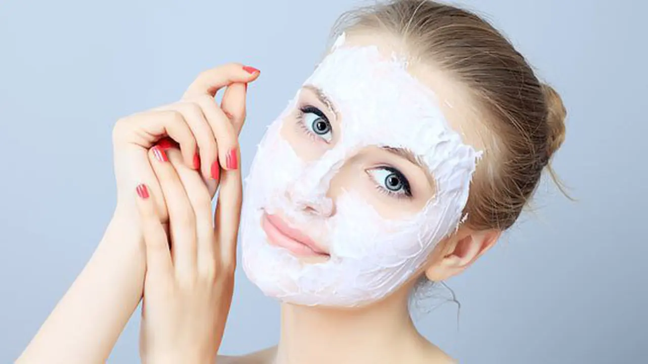 Cleanser yogurt/copyright Shutterstock.com