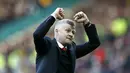 Pelatih Manchester United, Ole Gunnar Solskjaer, merayakan kemenangan atas Watford pada laga Premier League di Stadion Old Trafford, Sabtu (30/3). Manchester United menang 2-1 atas Watford. (AP/Martin Rickett)