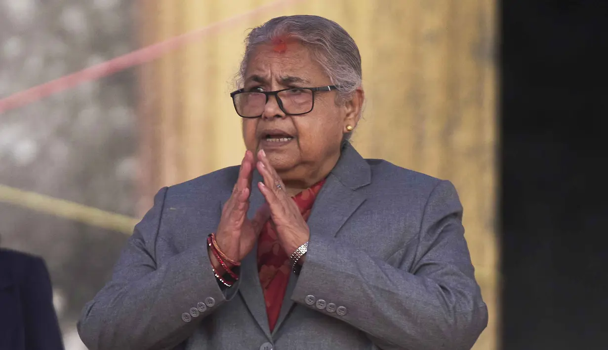 Sushila Karki dilantik Presiden Nepal Ram Chandra Paudel sebagai Perdana Menteri setelah ribuan aktivis memberikan suara melalui aplikasi daring Discord. (AP Photo/Niranjan Shrestha)