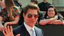 Aktor ganteng, Tom Cruise berpose setibanya di World premiere film terbarunya, Mission: Impossible Fallout di Paris, Kamis (12/7). Film Mission: Impossible 6 ini dipenuhi dengan adegan menentang kematian dan aksi nekat lainnya. (AP/Thibault Camus)