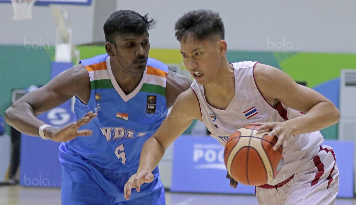 Pemain Basket Thailand, Boonserm Naratip (kanan) mencoba melewati pemain India, Annadurai Aravind pada laga test event Basket Asian Games 2018 di Hall A Senayan, Jakarta, Rabu (7/2/2018). Thailand  menang 79-72. (Bola.com/Nicklas Hanoatubun)