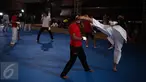 Peserta berlatih sebelum bertanding dalam Kejuaraan Dunia Shotokan Karate-do International Federation (SKIF) di Jiexpo Kemayoran, Jakarta, Minggu (28/8). Kejuaraan Dunia Karate SKIF ini merupakan yang ke-12 kalinya diadakan. (Liputan6.com/Faizal Fanani)