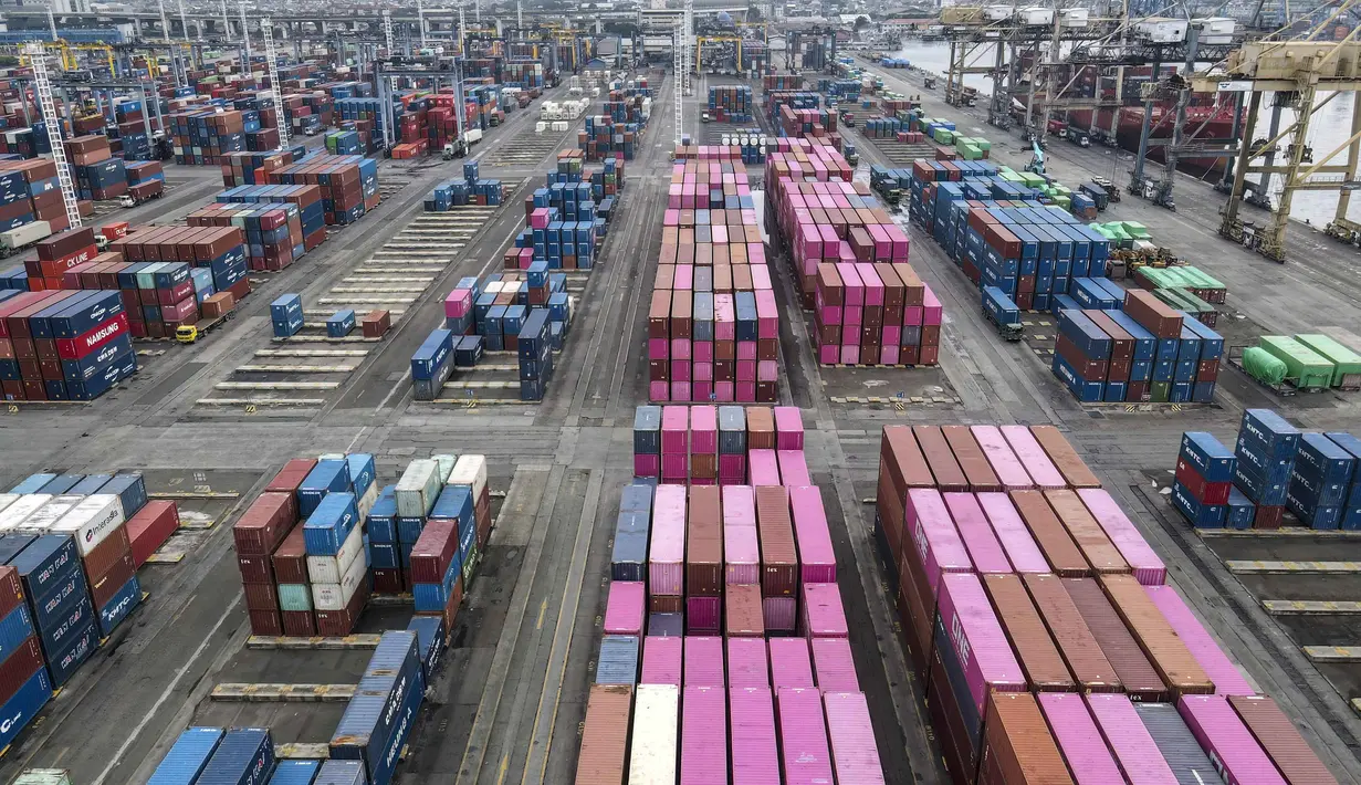 Foto udara menunjukkan aktivitas bongkar muat peti kemas di Jakarta International Container Terminal, pada Rabu 4 Februari 2026. (BAY ISMOYO/AFP)
