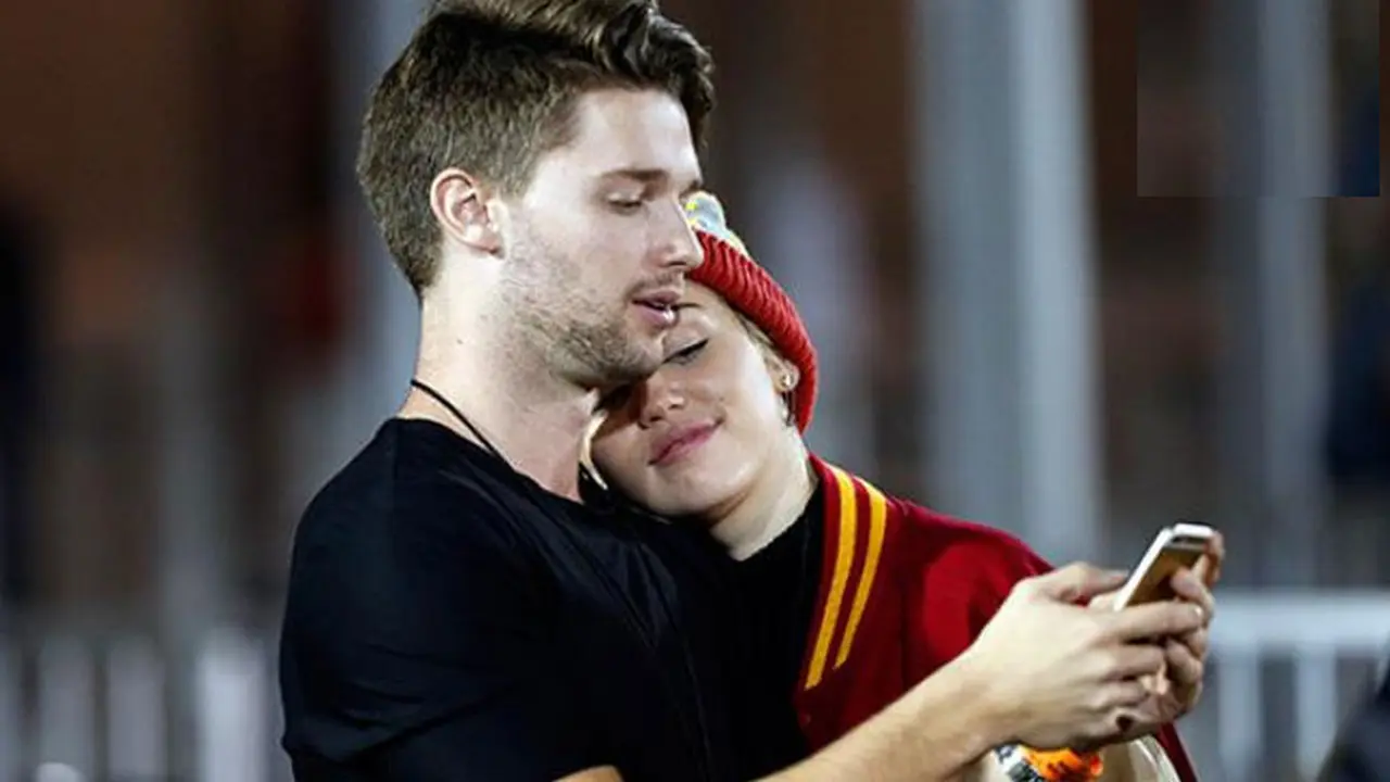miley Cyrus dan  Patrick Schwarzenegger.