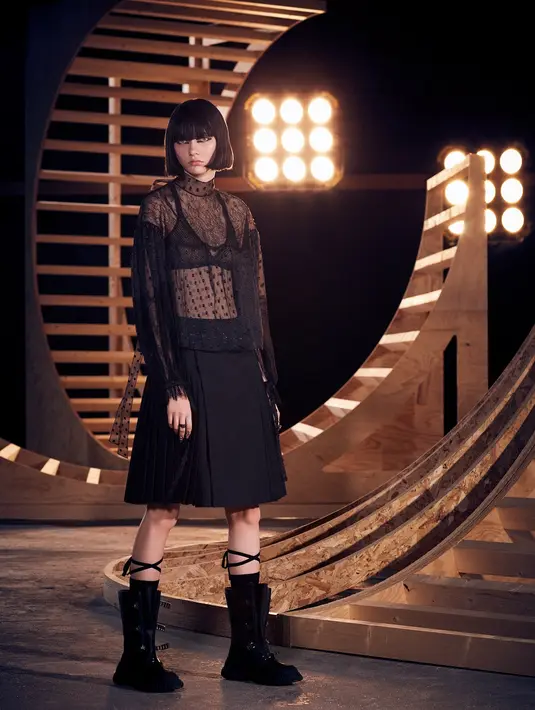 Dia berharap dapat menyuntikkan rasa energi perempuan yang diberdayakan ke dalam baris baru. (Dok/Dior).