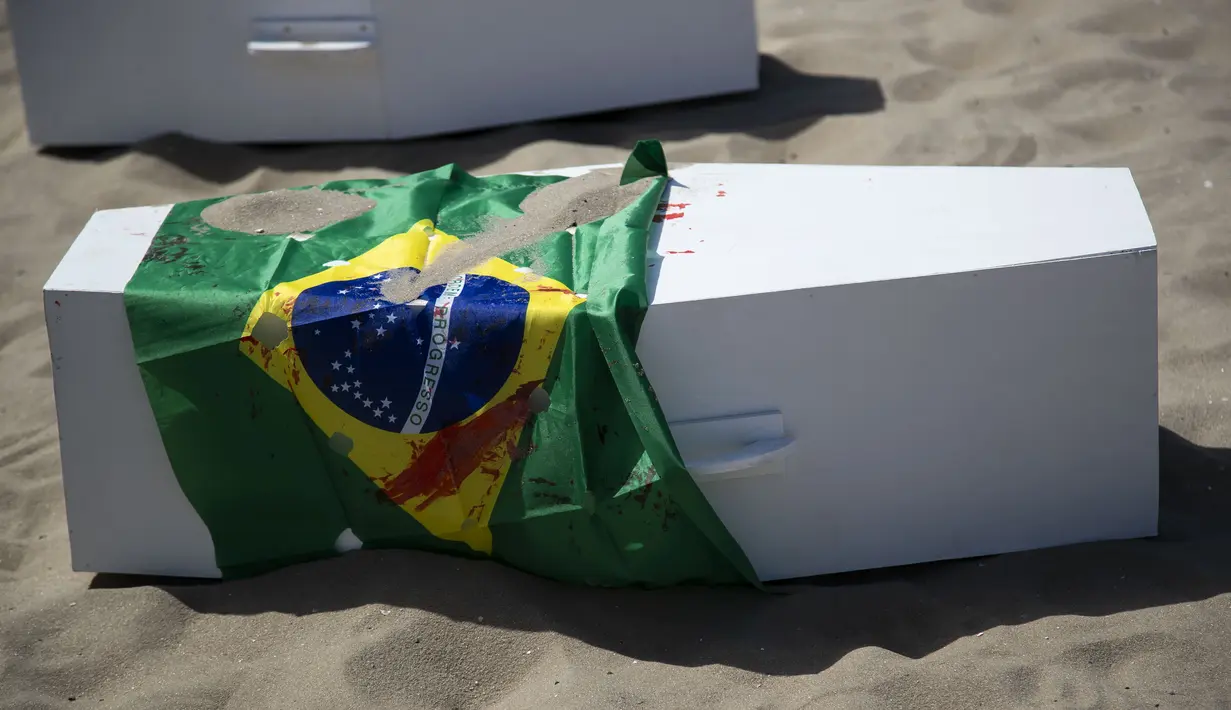 Protes itu juga untuk mengenang kematian remaja Thiago Menezes Flausino, yang terbunuh pada 7 Agustus 2023 dalam sebuah operasi Polisi Militer di favela "Cidade de Deus". (AP Photo/Bruna Prado)