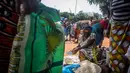 Pedagang menunggu pelanggan untuk menukar barangnya dengan barang lain di pasar barter di Togoville pada 24 November 2018. Beberapa dari mereka mengaku tidak memiliki uang tunai yang cukup untuk membeli kebutuhan sehari-hari. (Yanick Folly/AFP)
