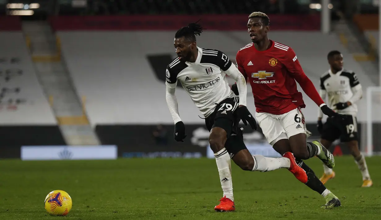 Nomor lima ada gelandang Fulham yakni Andre-Frank Zambo Anguissa (kiri). Dia telah melakukan 82 kali dribel sukses di Premier League. Tingkat kesuksesan dribel pemain 25 tahun juga sangat tinggi, 67.2 persen. (Foto: AFP/Pool/Adrian Dennis)