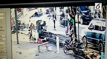 Rekaman CCTV memerlihatkan seorang wanita tengah menggendong bayi yang diduga diculiknya.