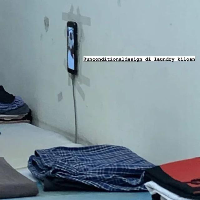 8 Aksi Nyeleneh Orang Enggak Punya Tripod saat Pakai Gadget Ini Kocak