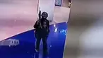 Rekaman CCTV menunjukkan tentara Thailand Jakrapanth Thomma berjalan sambil membawa senjata di mal Terminal 21, Nakhon Ratchasima, Thailand, Sabtu (8/2/2020). Hingga saat ini tercatat 26 orang tewas dalam penembakan yang dilakukan Jakrapanth Thomma di mal Terminal 21. (MCOT/MCOT Public Company Limit