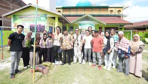 Pj Gubernur Sulbar Bahtiar Baharuddin bersama mahasiswa UGM yang melaksanakan KKN di Polman (Foto: Liputan6.com/Istimewa)