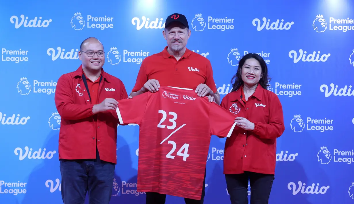 Penjaga gawang legendaris Manchester United Peter Schmeichel bersama Managing Director Vidio.com Monika rudjiono dan CFO Vidio.com William Djumadi mengangkat jersey saat jumpa pers di SCTV Tower, Jakarta, Jumat (4/8/2023). Peter Schmeichel menyambangi Indonesia dalam acara Vidio Premier League Festival. (Liputan6.com/Johan Tallo)