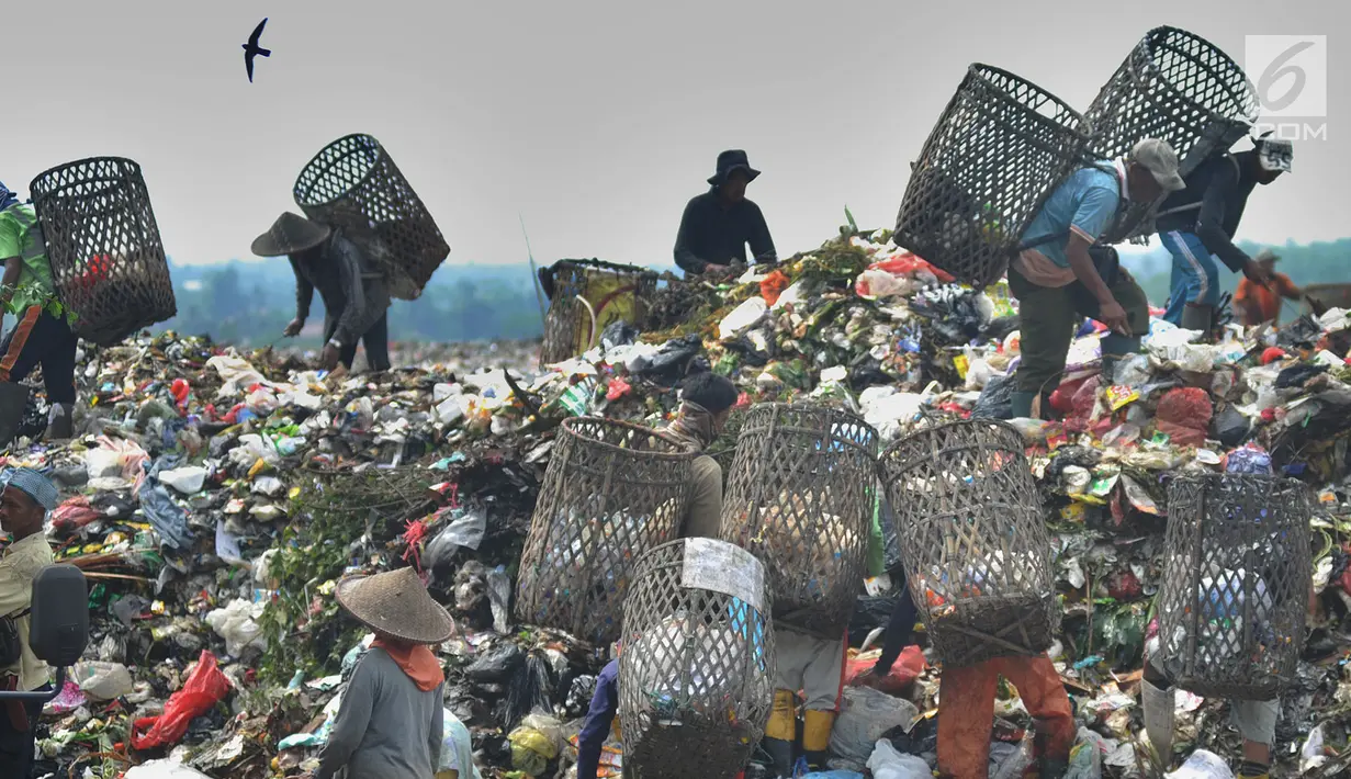 Warga bersama-sama mencari sampah plastik  yang akan dijual sebagai bahan daur ulang di  Tempat Pembuangan Akhir (TPA) Galuga, Bogor (20/5). Indonesia memproduksi sampah plastik sebanyak 175.000 ton per hari.  (Merdeka.com/Arie Basuki)