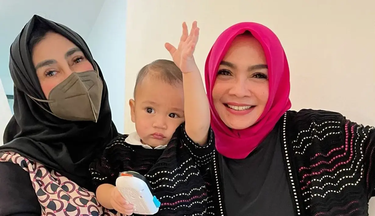 Rieta Amilia dan Amy Qanita sendiri juga dikenal sebagai ibu-ibu selebriti sosialita. Bahkan, berbagai unggahan di akun Instagram masing-masing juga sering kali menjadi sorotan netizen. (Liputan6.com/IG/@rieta_amilia)