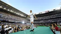Cristiano Ronaldo saat diperkenalkan sebagai pemain baru Real Madrid di Stadion Santiago Bernabeu, Madrid, 6 Juli 2009. CR7 didatangkan dari MU dengan transfer sebesar 94 juta Euro. (AFP/Dani Pozo)