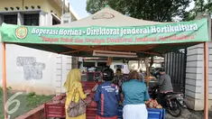 Warga berdatangan untuk membeli bawang merah, Jakarta, Rabu (10/8). Kementerian Pertanian menggelar pasar murah hasil tani di kawasan Pasar Minggu, Jakarta Selatan. (Liputan6.com/Yoppy Renato)