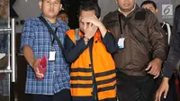 Eselon 1 BPK Rochmadi Saptogiri usai di tetapkan sebagai tersangka oleh KPK keluar dari gedung KPK, Jakarta, Sabtu (27/5). (Liputan6.com/Angga Yuniar)
